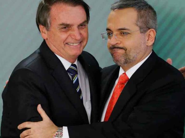 Das ações destacadas, Bolsonaro comentou o fim do uso de livros didáticos considerados por ele 