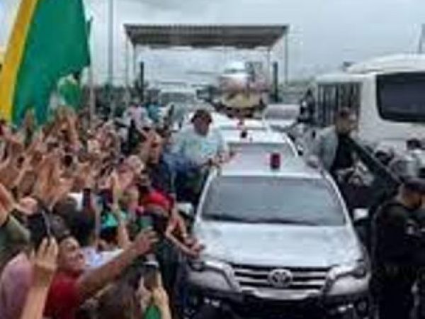 Multidão recebeu Bolsonaro no Aeroporto Internacional Zumbi dos Palmares. — Foto: Reprodução/Instagram