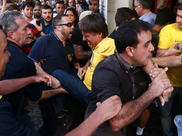 O então deputado sofreu um golpe de faca na região do abdômen — Foto: FABIO MOTTA/ESTADAO CONTEUDO