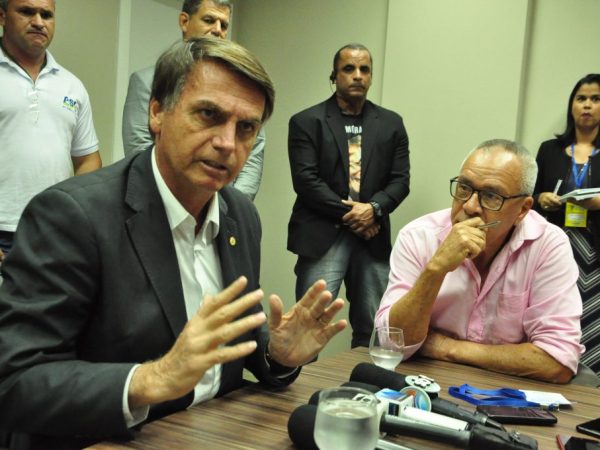 Jair Bolsonaro durante entrevista coletiva concedida na FIERN (Foto: José Aldenir/Agora Imagens)