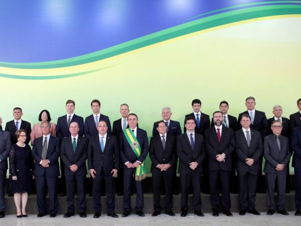 Bolsonaro posa para foto oficial com ministros — Foto: Ueslei Marcelino/Reuters