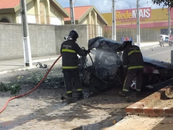 Corpo de Bombeiros apaga incêndio em carro, em Parnamirim, na Grande Natal. — Foto: Corpo de Bombeiros/Divulgação