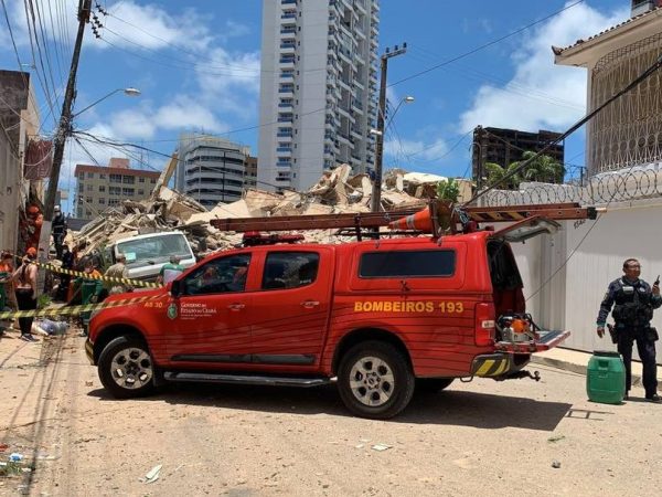 Bombeiros realizam resgate de vítimas do desabamento em Fortaleza. — Foto: Reprodução/SVM