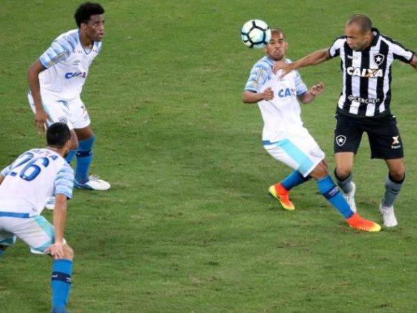 O Botafogo sofreu com a forte marcação do Avaí no estádio Nilton Santos (Foto: Vitor Silva/SSPress)