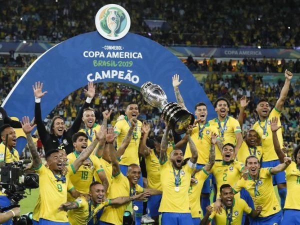 Daniel Alves ergue a taça de campeão da Copa América — Foto: Victor R. Caivano / AP