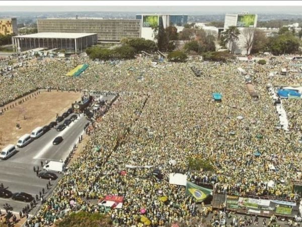 Um verdadeiro mar de gente vestida de verde e amarelo. — Foto: Reprodução