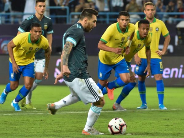 Apática, Seleção é dominada pela Argentina e completa 5 jogos sem vitória — Foto: Fayez Nureldine/AFP