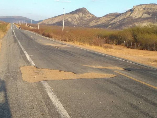 A rodovia apresenta muitos buracos e desníveis (Foto: Blog Seridó no Ar)