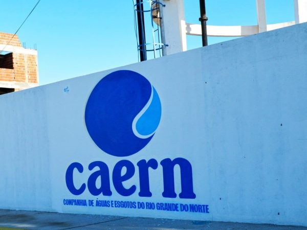 A CAERN afirmou que fará manobras internas no sistema para chegar água a toda a cidade — Foto: Reprodução