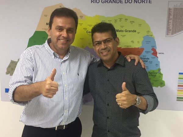 Pré-canditato a governador Carlos Eduardo e o prefeito de Lagoa Nova, Luciano Santos (Foto: Divulgação)