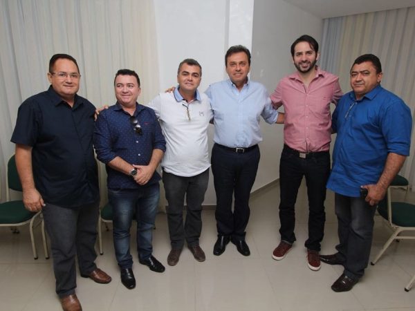 Carlos Eduardo com lideranças políticas de Governador Dix Sept Rosado (Foto: Divulgação)