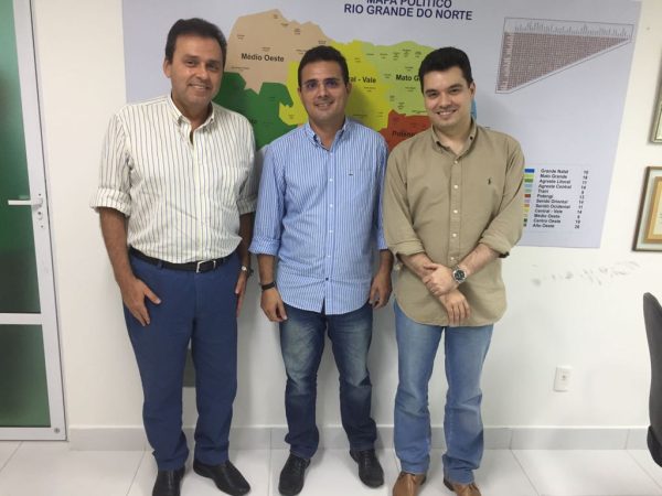Pré-candidato a governador Carlos Eduardo, prefeito de Patu, Rivelino Câmara e o deputado federal Walter Alves (Divulgação)