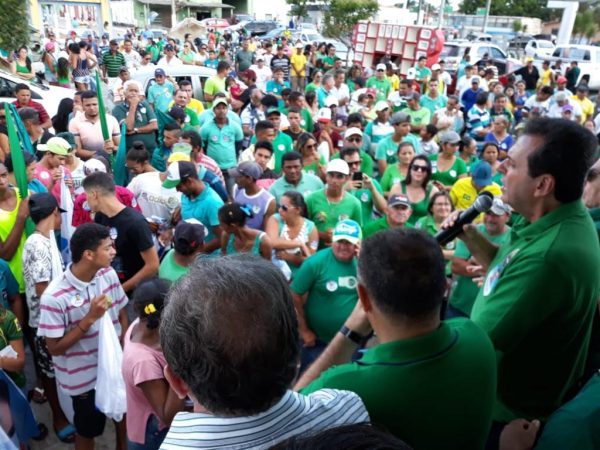 Carlos Eduardo alertou o eleitor sobre a relação de sua adversária principal, a senadora Fátima Bezerra (Foto: Divulgação)