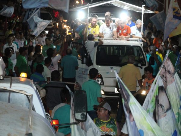 Carlos Eduardo foi recebido por uma multidão em carreata que percorreu as principais ruas da cidade (Foto: Divulgação)