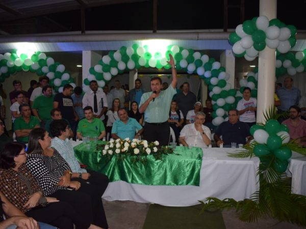 Carlos Eduardo foi recebido com entusiasmo e elogiado por todos os oradores (Foto: Divulgação)