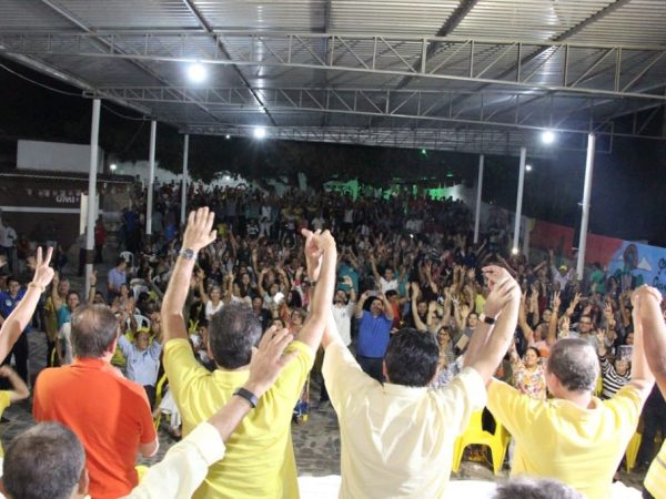 Uma multidão recebeu Carlos Eduardo (PDT) e o líder local, ex-prefeito Maurício Caetano (Foto: Divulgação)