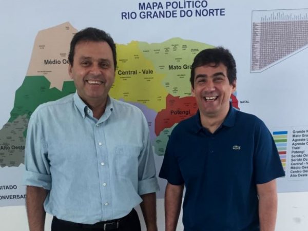 Pré-candidato a governador, Carlos Eduardo e o ex-prefeito de Extremoz, Klauss Rêgo (Foto: Divulgação)