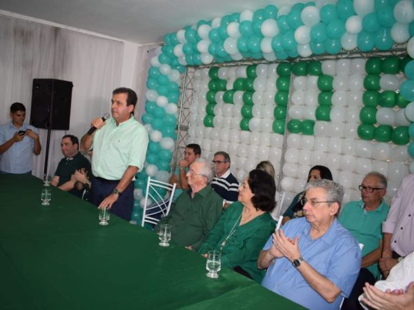 Prefeitos, ex-prefeitos, vereadores e representantes de 13 municípios compareceram ao ato (Foto: Divulgação/Assessoria)