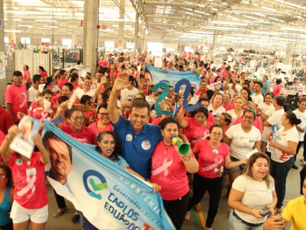 Funcionários cantaram a música da campanha e posaram para selfies com Carlos Eduardo (Foto: Divulgação)