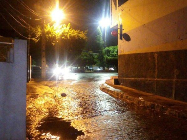 Registro de uma chuva na noite desta sexta-feira em Teixeira (Foto: Thadeu Filmagens)