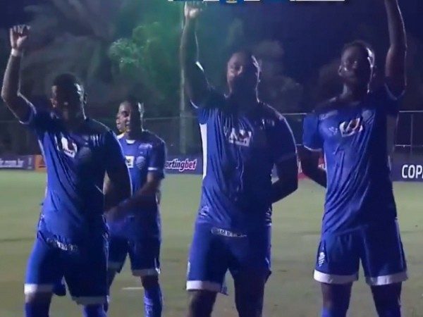 Michel Douglas, ao centro, comemorou segundo gol do CSA contra o ABC fazendo o gesto contra o racismo — Foto: Reprodução/Live FC