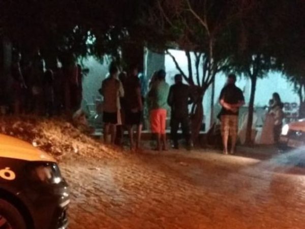 Crime aconteceu na frente de uma casa no bairro Nova Descoberta, em Caicó (Foto: Jair Sampaio )