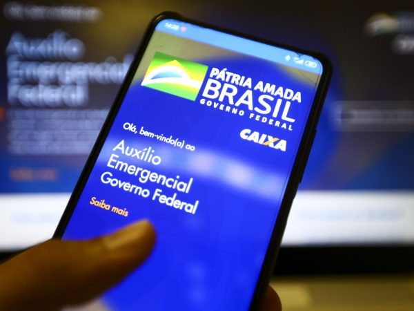 Além das agências da Caixa, o saque em dinheiro pode ser feito nos caixas eletrônicos e lotéricas — Foto: Agência Brasil