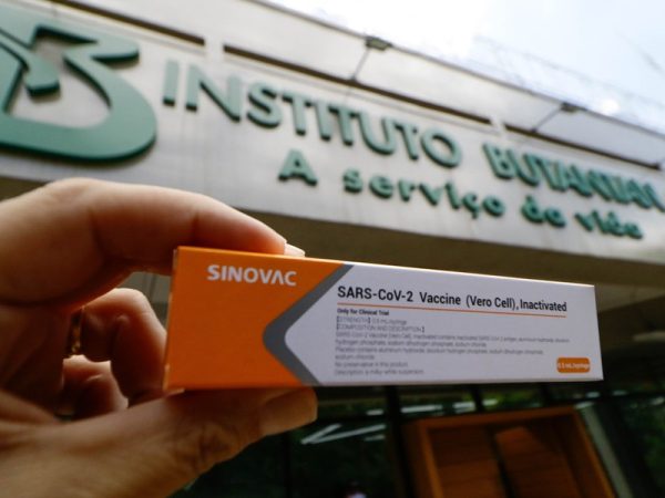 Caixa da Coronavac, vacina contra a Covid-19, em frente à sede do Instituto Butantan em São Paulo. — Foto: Aloisio Mauricio/Estadão Conteúdo