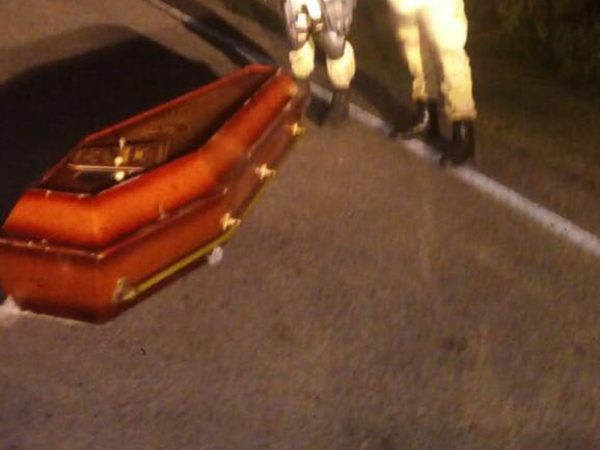 Caixão com corpo dentro foi encontrado por policiais militares no meio de rodovia, na região Agreste potiguar — Foto: Redes sociais