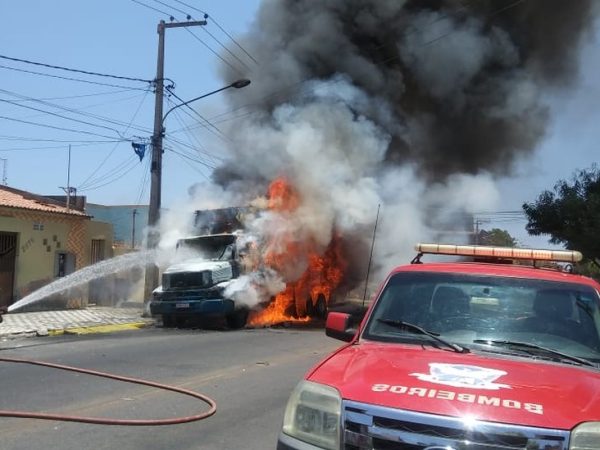 Caminhão estacionado pegou fogo em Mossoró — Foto: Corpo de Bombeiros