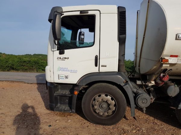 Caminhão foi encontrado cerca de 1,5 km depois do corpo na RN-233, que liga Paraú a Triunfo Potiguar — Foto: Divulgação/PMRN