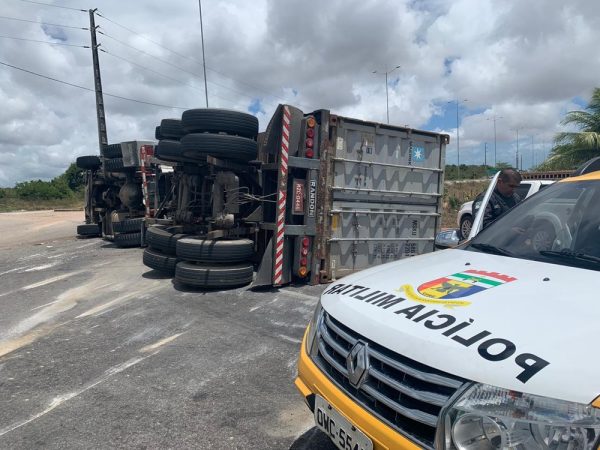 Caminhão tombou ao fazer curva em rotatória do Aeroporto Internacional Aluízio Alves, nesta segunda-feira (18) — Foto: Mariana Rocha/Inter TV Cabugi