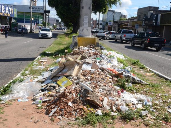 Lixo no canteiro da Prudente de Morais (José Aldenir / Agora Imagens)
