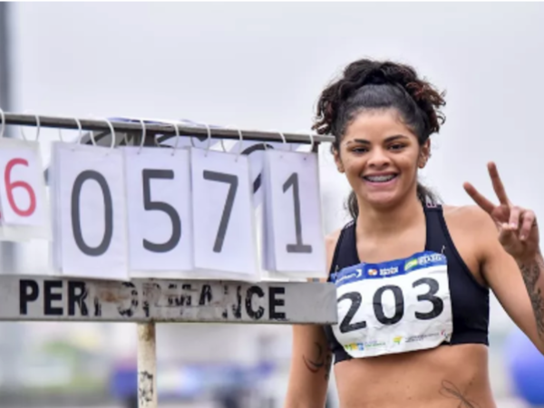 Ela superou o seu próprio recorde de 5,69m — Foto: Reprodução