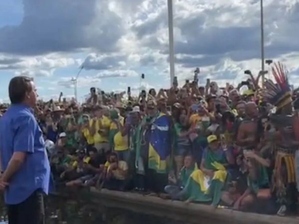 Bolsonaro recebeu manifestantes no Alvorada. — Foto: Reprodução