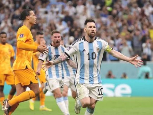 Messi tornou-se decisivo, Weghorst empata com gol inusitado, e goleiro Emiliano Martínez brilha com duas defesas na disputa dos pênaltis. — Foto: Reprodução