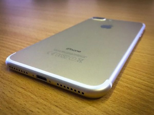 Os carregadores de iPhones terão a mesma entrada que os modelos Android, segundo um executivo da Apple. — Foto: Reprodução