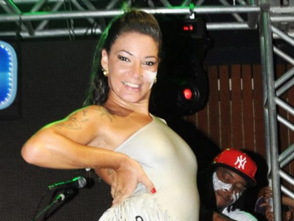 Carla Minhoca na época em que dançava no grupo de pagode Fantasmão (Foto: Reprodução)