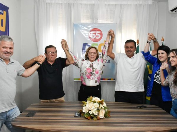 Ex-prefeito Carlos Eduardo se filiou ao PSD, ao lado de lideranças do partido, como a senadora Zenaide Maia. — Foto: Adriano Abreu