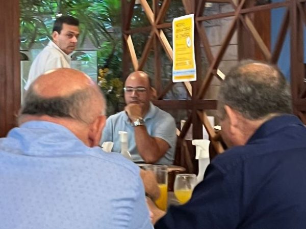 Os candidatos ao Senado Rogério Marinho (PL) e Carlos Eduardo (PDT) almoçaram no Restaurante Nemésio nesta quarta-feira (17) — Foto: Divulgação