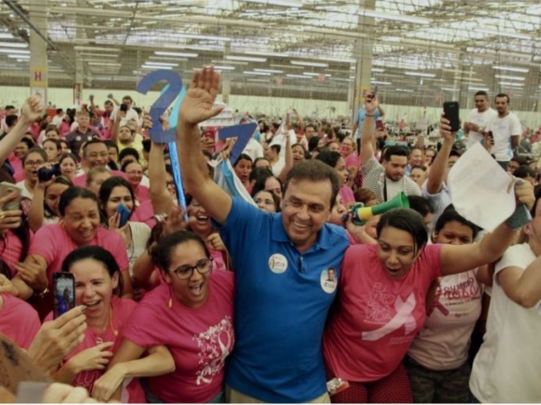 Na imagem publicada, Carlos Eduardo aparece em um momento de campanha eleitoral. — Foto: Reprodução/Instagram