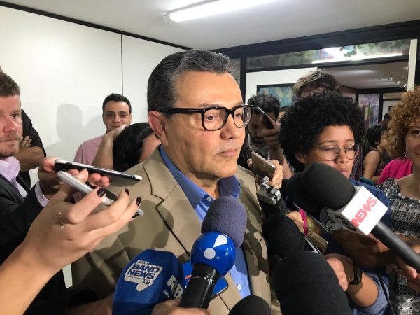 O presidente nacional do PSB, Carlos Siqueira, anuncia apoio da sigla à candidatura de Fernando Haddad (PT) (Foto: Fernanda Calgaro/G1)