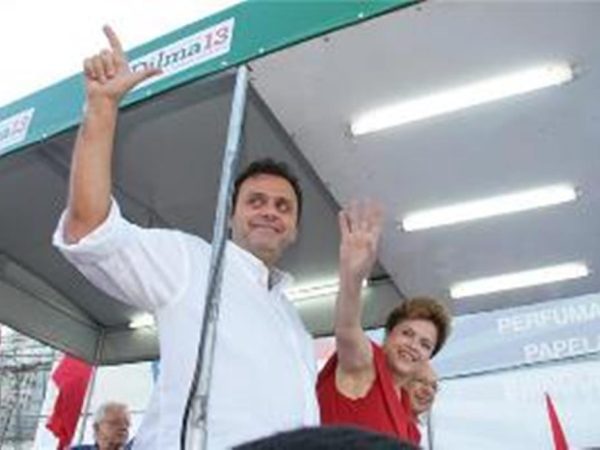 Carlos Eduardo pegando carona na popularidade de Dilma na campanha de 2010 quando ele teve uma votação pífia para governador (Reprodução/Internet)