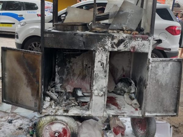 Carrinho de lanches ficou destruído após explosão em Natal; comerciante sofreu queimaduras — Foto: CBM/Divulgação