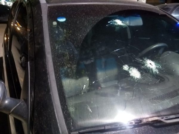 Carro da vítima de assalto ficou com marcas de tiros, após tiroteio entre assaltantes e policiais na Grande Natal — Foto: Acson Freitas/Inter TV Cabugi