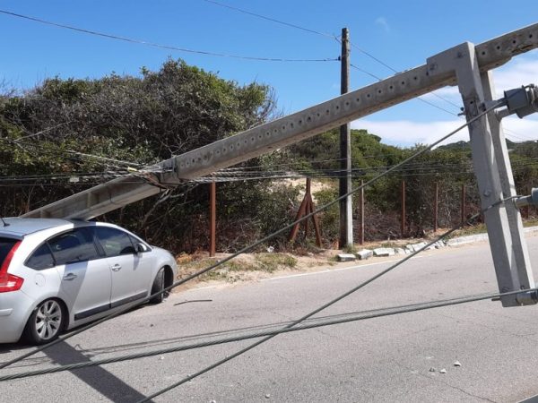 Carro derrubou poste em acidente na Via Costeira, em Natal, na manhã desta sexta-feira (12). — Foto: Sérgio Henrique Santos/Inter TV Cabugi