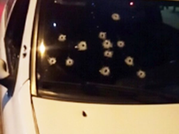 Carro em que Eduardo estava ficou crivado de balas (Foto: Divulgação/PM)