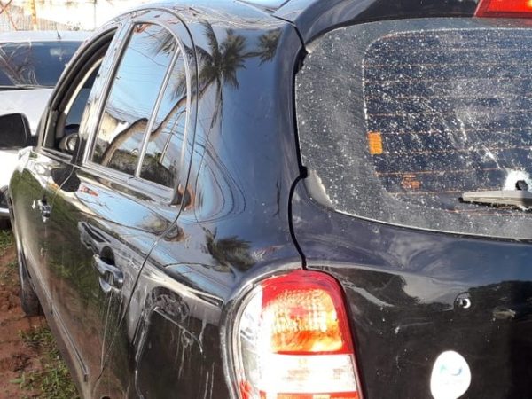 Carro foi recuperado pela PM após troca de tiros com assaltantes na Zona Leste de Natal — Foto: Klênyo Galvão/Inter TV Cabugi