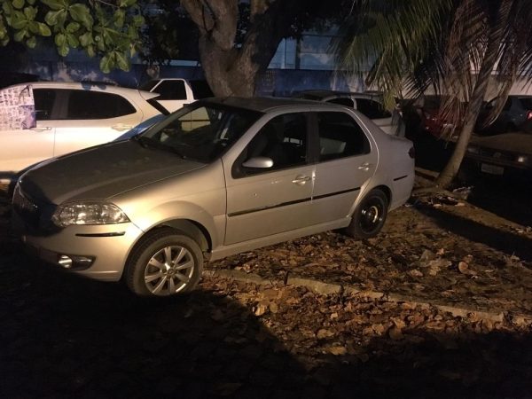 Carro que foi usado por criminosos na fuga de arrastão em Natal; vítima foi obrigada a dirigir. — Foto: PM/Divulgação