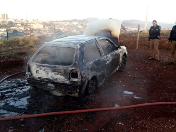 Carro roubado das vítimas foi encontrado queimado neste sábado (26), segundo a PM (Foto: Cesar Minotto)